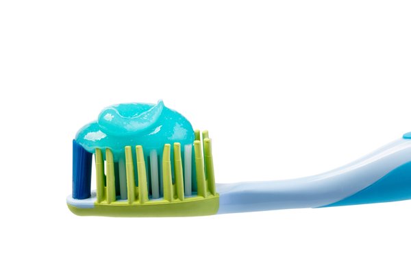 Denture parfaite : guide ultime pour choisir votre brosse